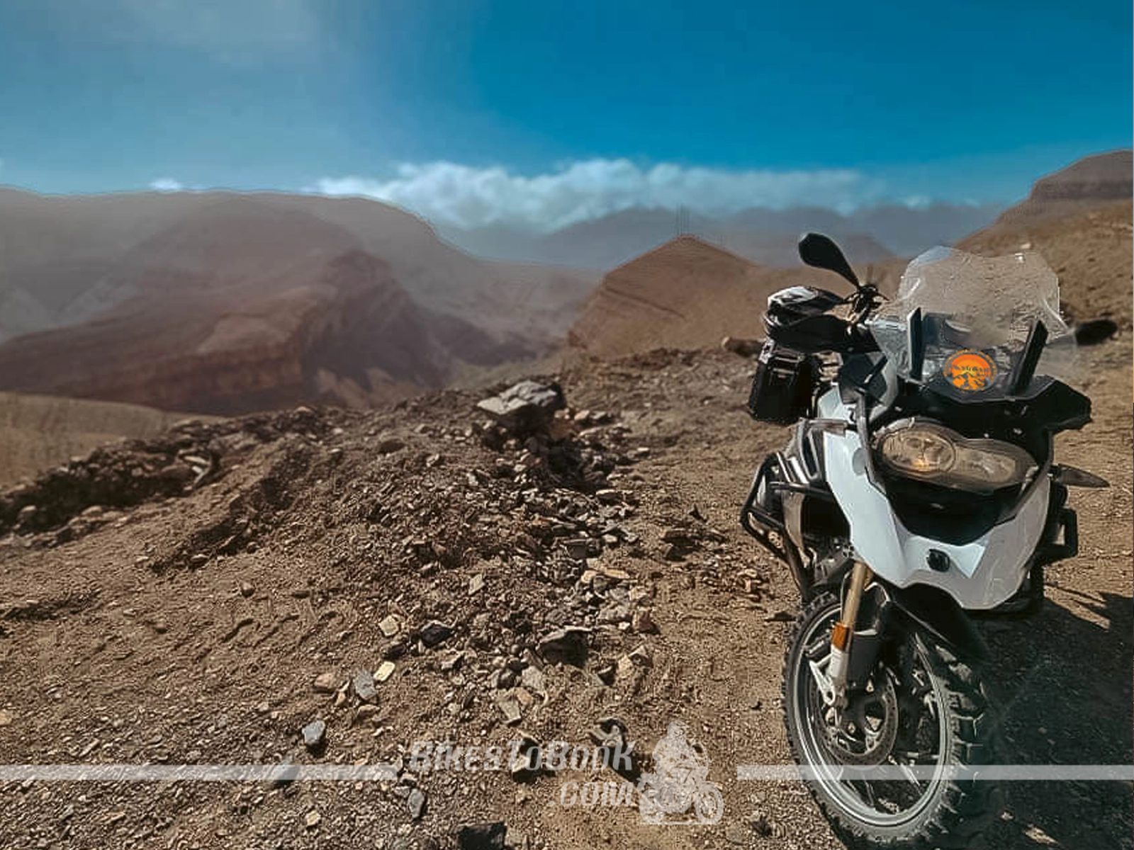 Moto d'aventure dans les montagnes de l'Atlas près de Marrakech au Maroc