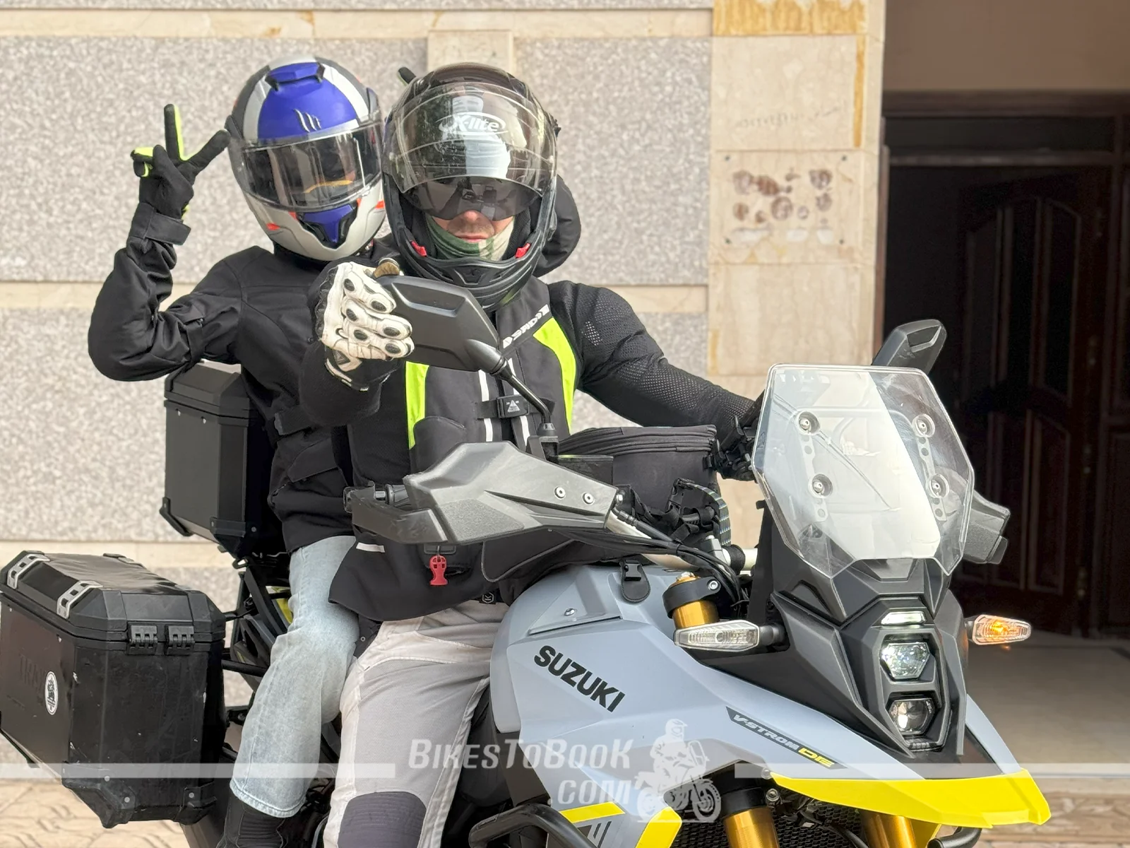 Client receiving a rental motorcycle in Marrakech